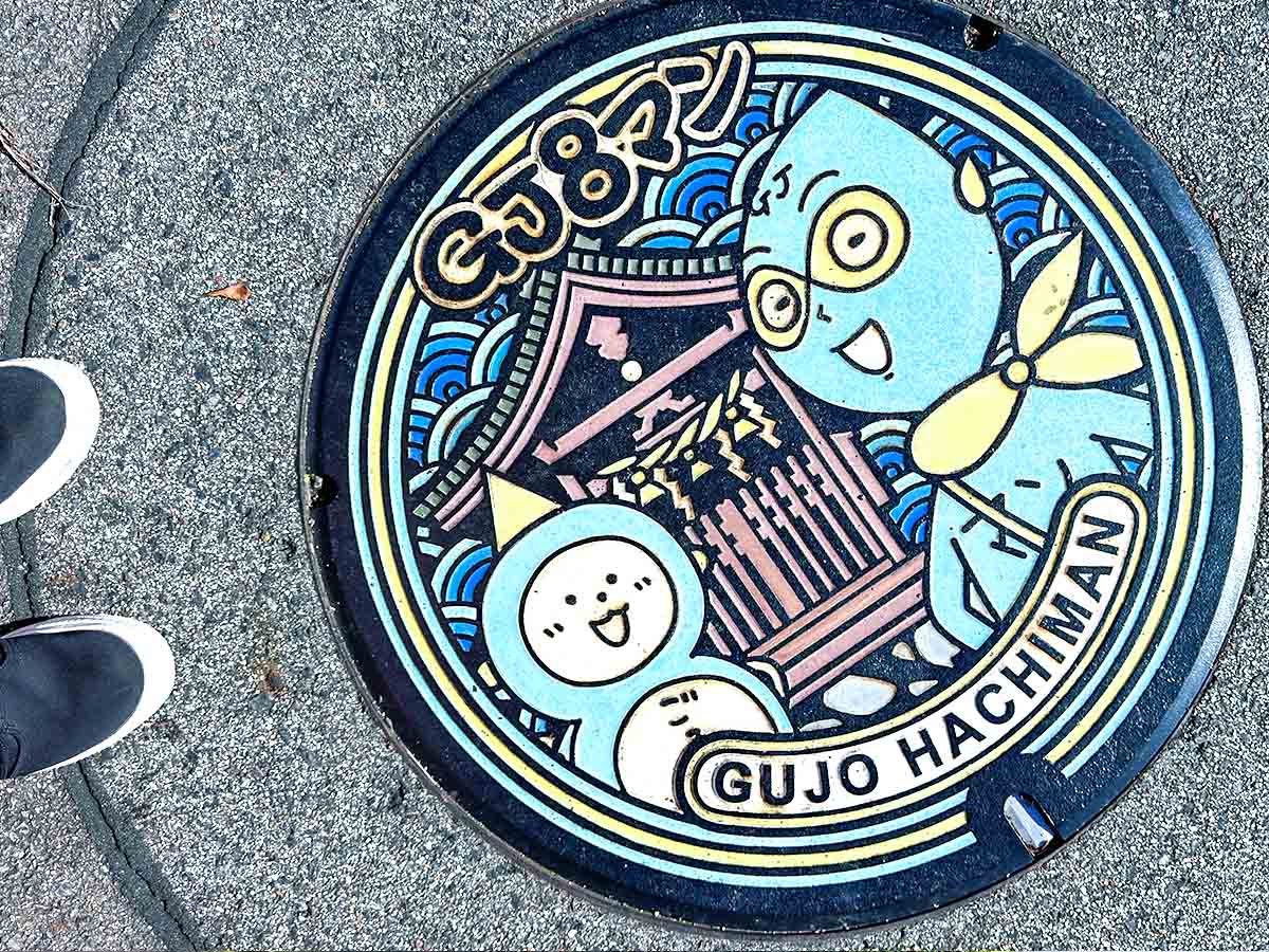 A playful manhole spotted in Gujo Hachiman